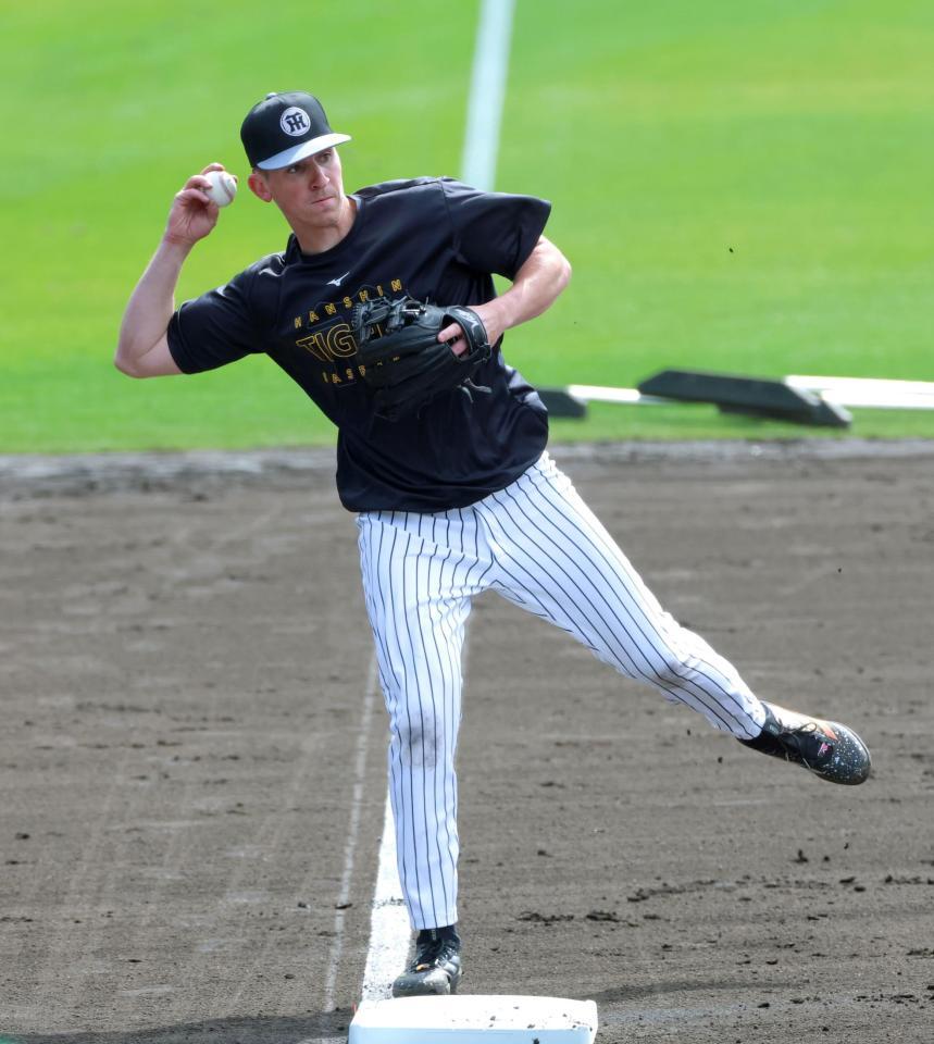 三塁でノックを受けて送球するディベイニー（撮影・立川洋一郎）