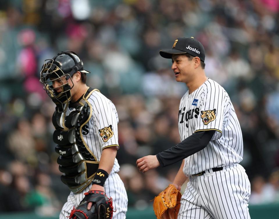 ３回を投げ終え、伏見（左）とベンチに戻る大竹（撮影・西田忠信）