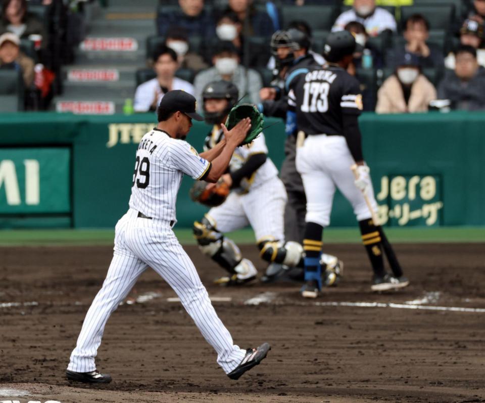 ８回、モレッタはオスーナを空振り三振に打ち取る（撮影・山口登）