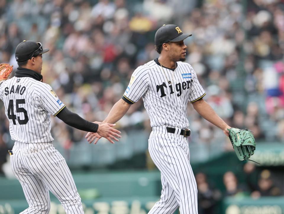 ８回を無失点に抑えたモレッタは三塁側ベンチへ戻りかける（撮影・田中太一）