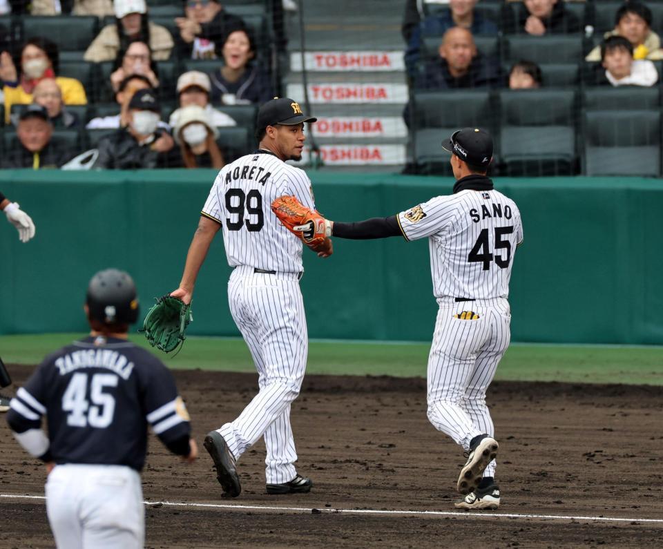 ８回、モレッタは帰るベンチを間違え佐野から声を掛けられ間違いに気がつく（撮影・山口登）