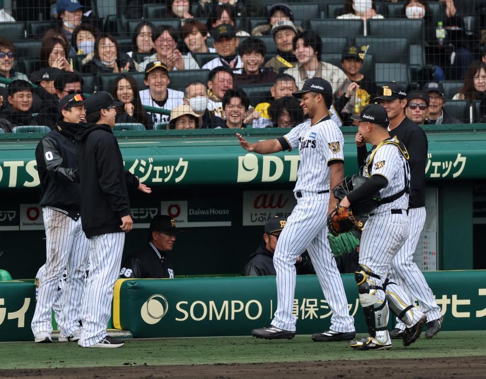 ８回、帰るベンチを間違えたモレッタは苦笑いでベンチに戻る（撮影・山口登）