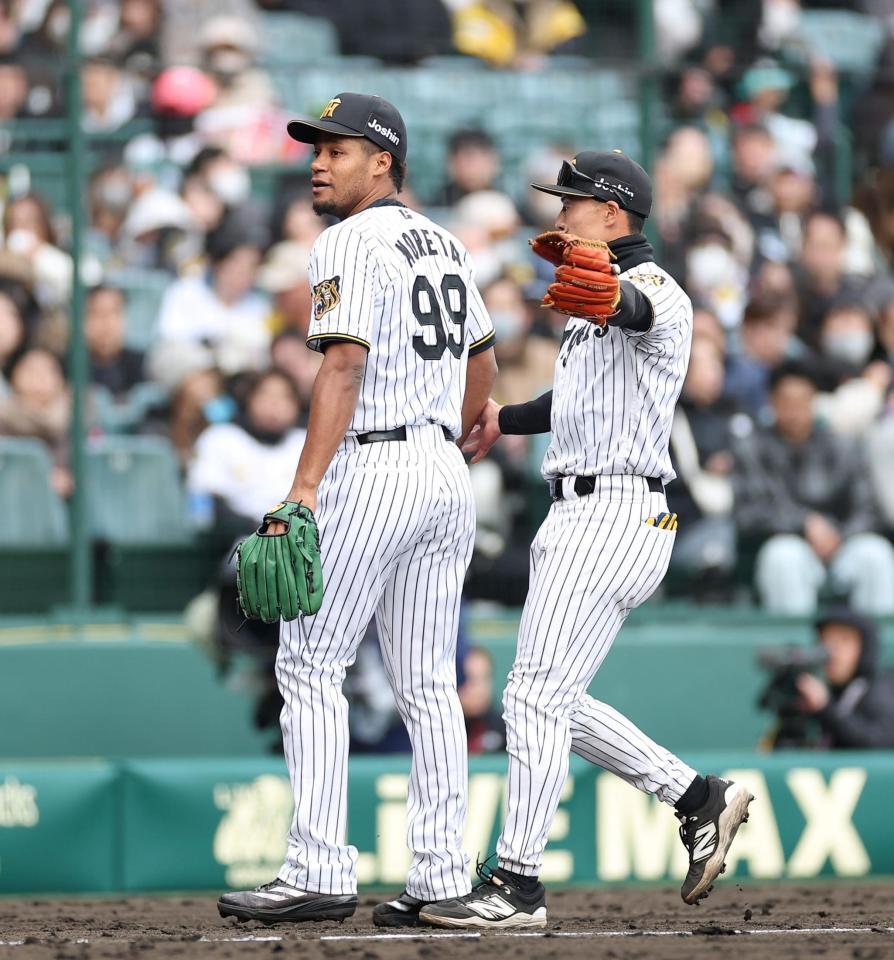 ８回の投球後、戻るベンチを間違え佐野（右）に指摘されるモレッタ（撮影・西田忠信）