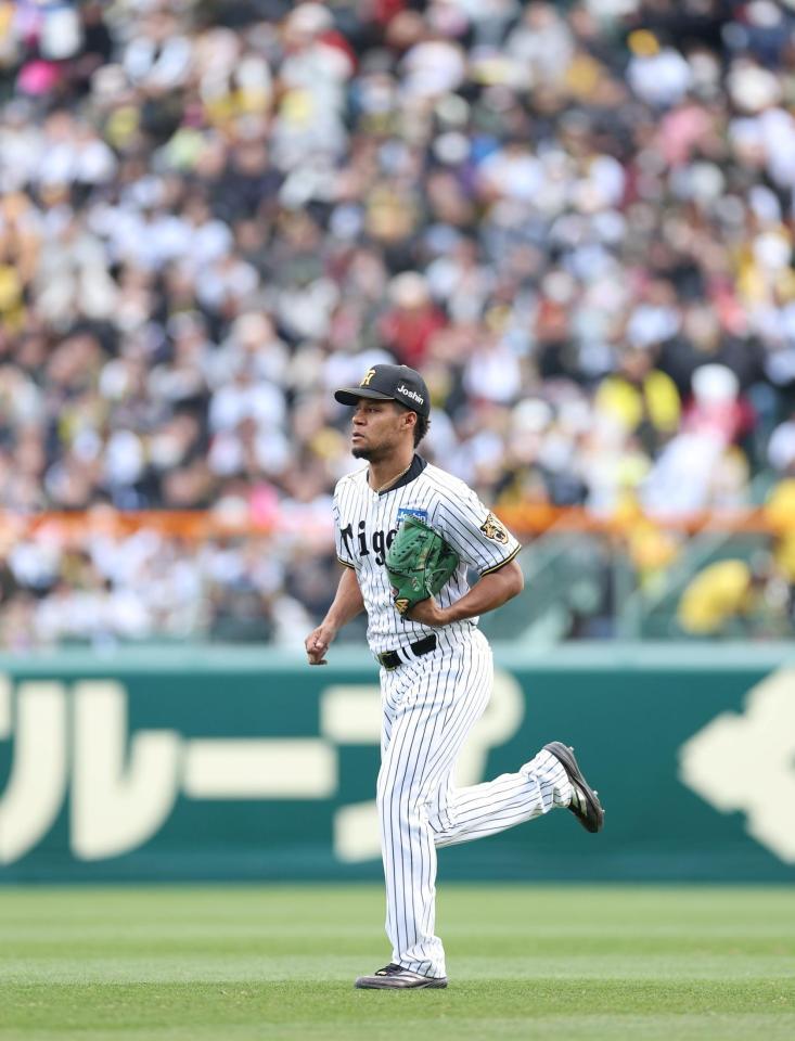 ８回、走ってマウンドに向かうモレッタ（撮影・西田忠信）