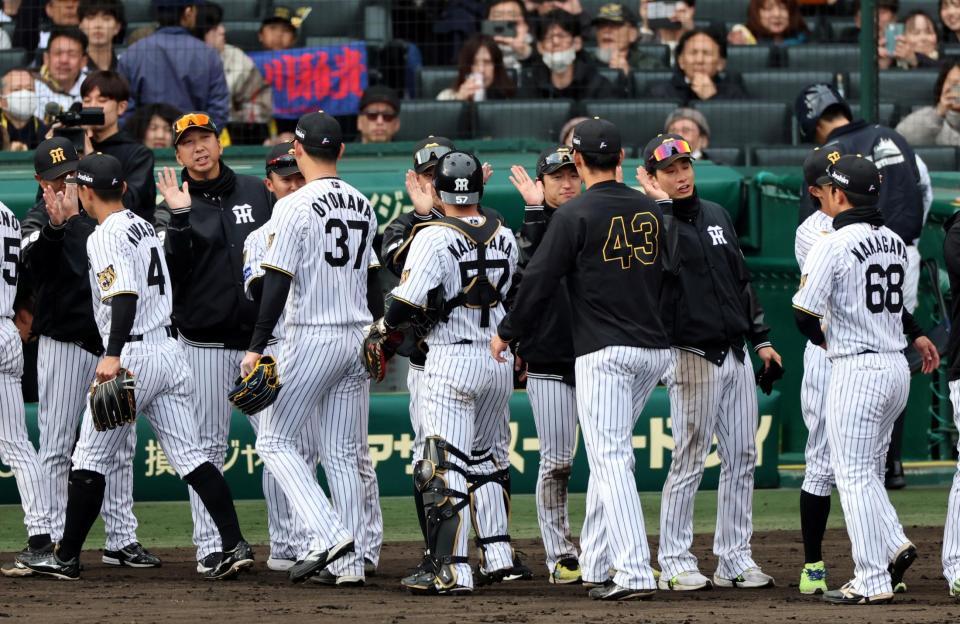 ソフトバンクに勝利し、タッチする藤川監督ら阪神ナイン（撮影・山口登）