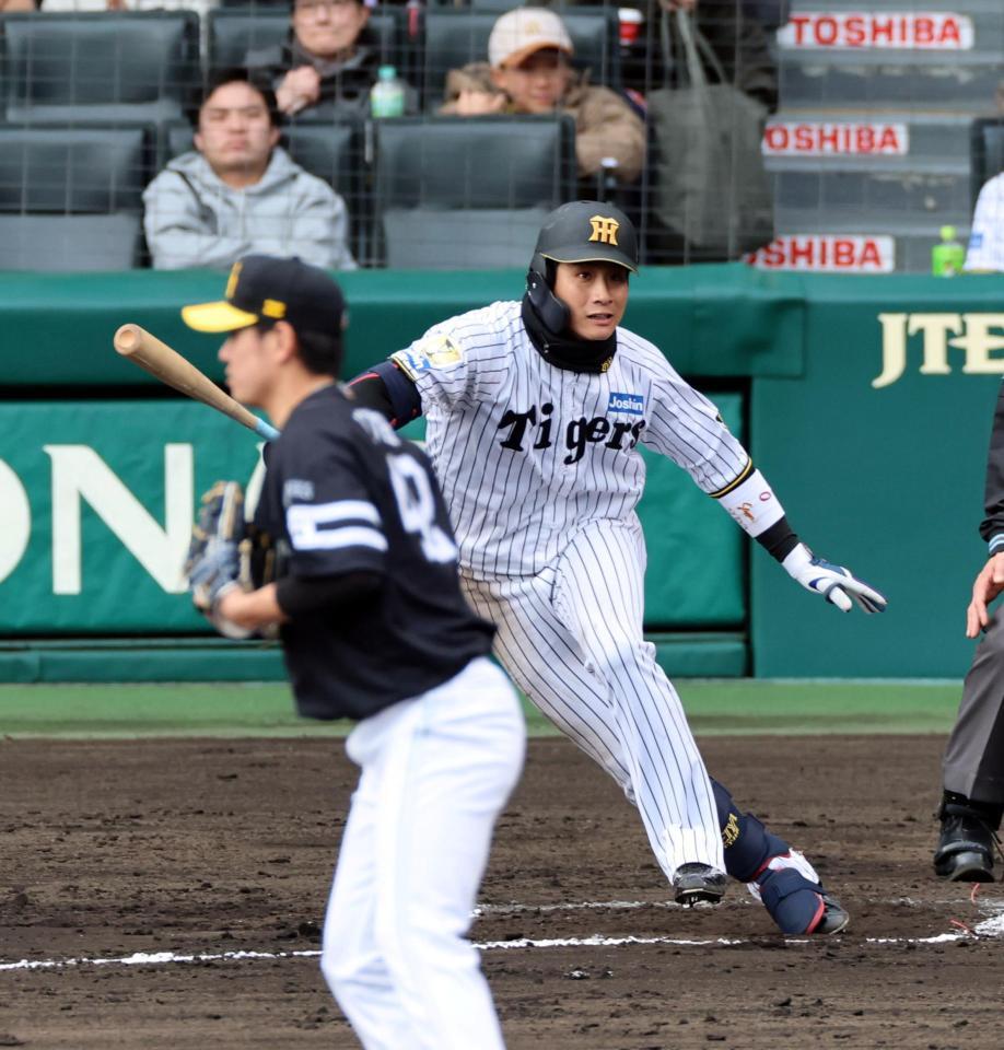 ６回、左前打を放つ木浪（投手　伊藤）＝撮影・山口登