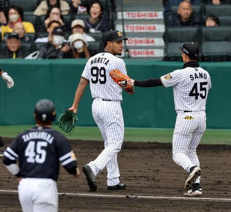 ８回、モレッタは帰るベンチを間違え佐野から声を掛けられ間違いに気がつく（撮影・山口登）