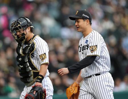 ３回を投げ終え、伏見（左）とベンチに戻る大竹（撮影・西田忠信）