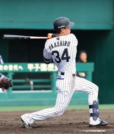 ５回裏阪神１死、中前打を放つ阪神・岡城快生＝日鉄鋼板ＳＧＬスタジアム尼崎（撮影・立川洋一郎）