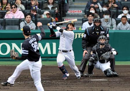 ４回、左前打を放つ木浪（投手　尾形、捕手　谷川原）＝撮影・山口登