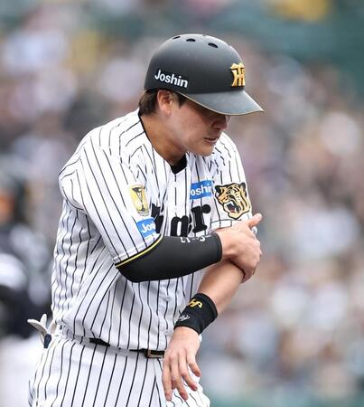 ２回、死球を受けた伏見（撮影・西田忠信）