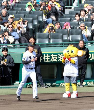 新入団選手紹介でグラウンドに出る立石（撮影・山口登）