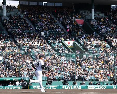 新入団選手紹介でグラウンドに出る立石（撮影・西田忠信）