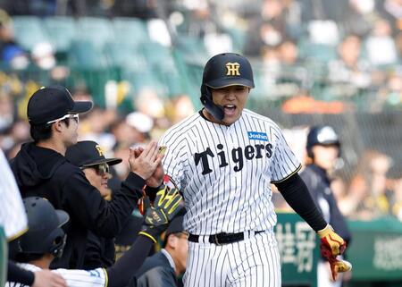 ８回、ソロを放ちベンチ前で迎えられる嶋村（撮影・西田忠信）