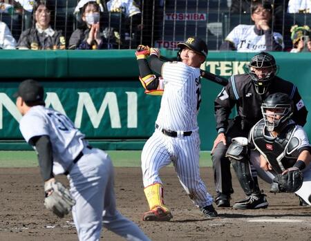 ８回、右越えにソロを放つ嶋村（撮影・山口登）