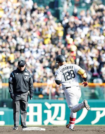 ８回、ソロを放ちダイヤモンドを一周する嶋村（撮影・西田忠信）