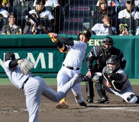 ８回、右越えにソロを放つ嶋村（投手・田和、捕手・山瀬）＝撮影・山口登