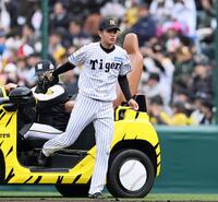 ４回、マウンドへ向かう高橋（撮影・田中太一）