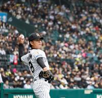 ベンチ前でキャッチボールをする高橋（撮影・西田忠信）