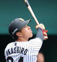 ３回、右犠飛を放って追加点を挙げる岡城（撮影・立川洋一郎）