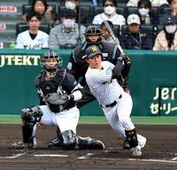 １回、左前に先制適時打を放つ中川（捕手　谷川原）＝撮影・山口登