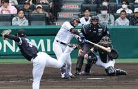 ２回、中前打を放つ木浪（投手　尾形、捕手　谷川原）＝撮影・山口登