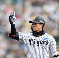 ６回、左前打を放ちポーズを決める木浪（撮影・西田忠信）