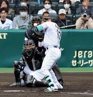 ２回、死球を受ける伏見（捕手　谷川原）＝撮影・山口登