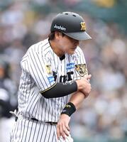 ２回、死球を受けた伏見（撮影・西田忠信）