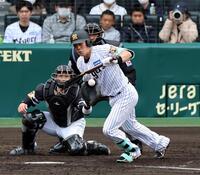 ４回、死球を受ける伏見（捕手　谷川原）＝撮影・山口登