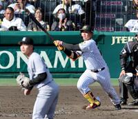 ８回、右越えにソロを放つ嶋村（撮影・山口登）