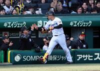 ８回、ソロを放ちナインに迎えられる嶋村（撮影・山口登）