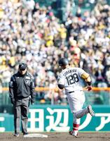 ８回、ソロを放ちダイヤモンドを一周する嶋村（撮影・西田忠信）