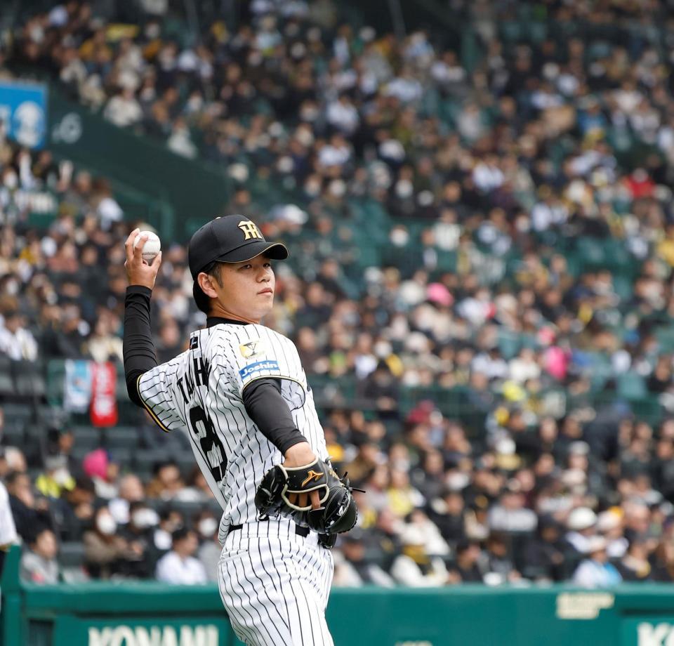 ベンチ前でキャッチボールをする高橋（撮影・西田忠信）