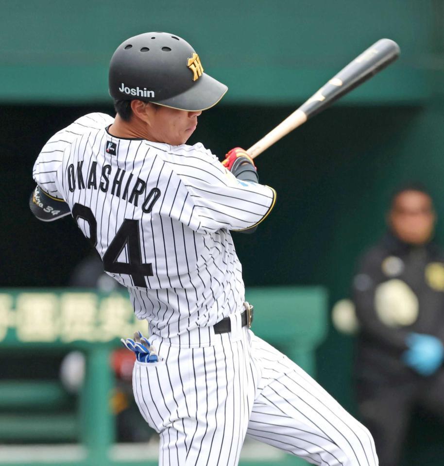 　１回、左前打を放つ岡城（撮影・立川洋一郎）