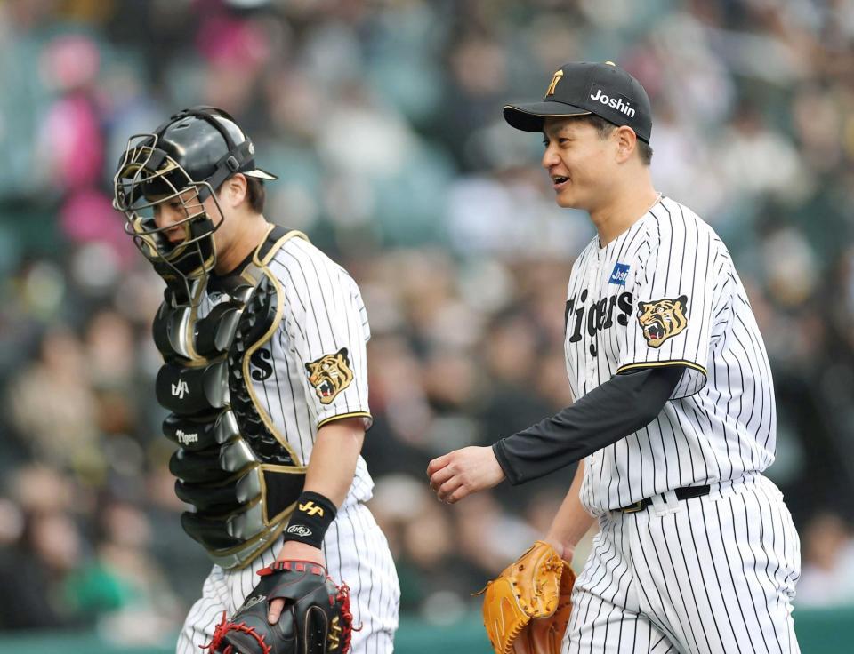 　３回を投げ終え、大竹（右）とベンチに戻る伏見（撮影・西田忠信）