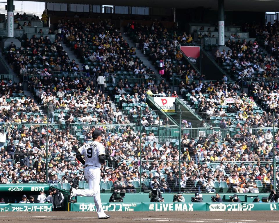 新入団選手紹介でグラウンドに出る立石（撮影・西田忠信）