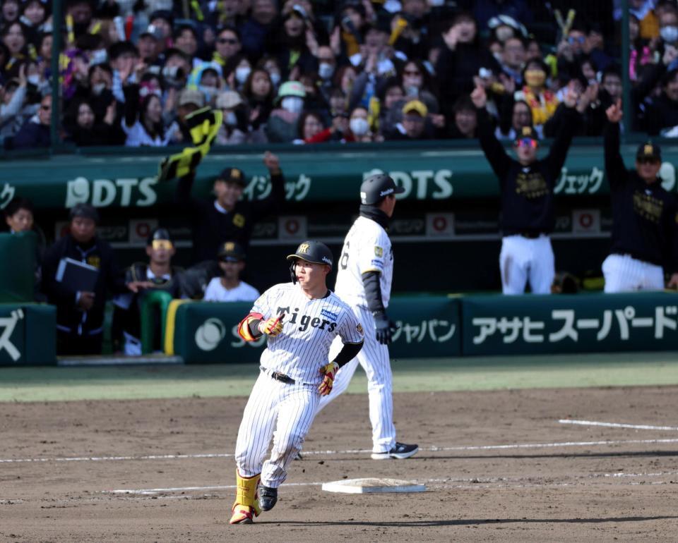 ８回、右越えにソロを放ちベースを回る嶋村（撮影・山口登）