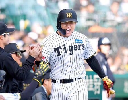 　８回、ソロを放ちタッチを交わす嶋村（撮影・西田忠信）