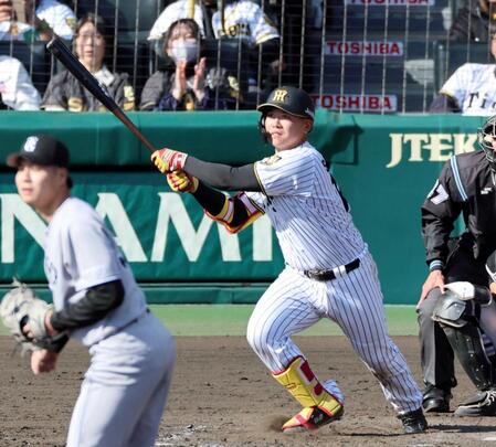 　８回、右越えにソロを放つ嶋村（投手・田和）＝撮影・山口登