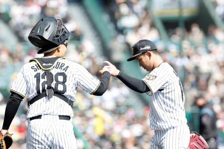 初回を無失点で切り抜け、嶋村（左）とタッチを交わす伊原（撮影・西田忠信）