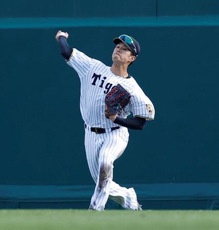 ９回、リチャードの中飛を二塁へ送球する岡城（撮影・西田忠信）