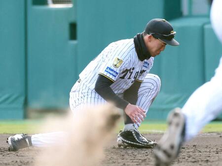 　８回、山本の打球を後逸する佐野（撮影・立川洋一郎）