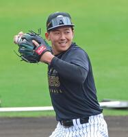 内野でノックを受ける立石（撮影・立川洋一郎）