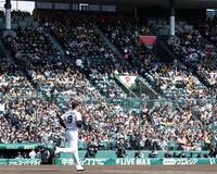 新入団選手紹介でグラウンドに出る立石（撮影・西田忠信）