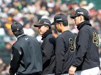 ３回、ベンチ前でナインを出迎えた立石（左から２人目）＝撮影・西田忠信