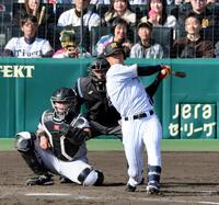 ８回、右前打を放つ岡城（撮影・山口登）