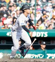８回、右前打を放つ岡城（撮影・西田忠信）