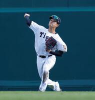 ９回、リチャードの中飛を二塁へ送球する岡城（撮影・西田忠信）