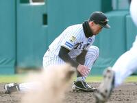 　８回、山本の打球を後逸する佐野（撮影・立川洋一郎）